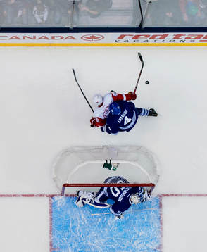 Henrik Zetterberg, Detroit, försöker att ta sig förbi