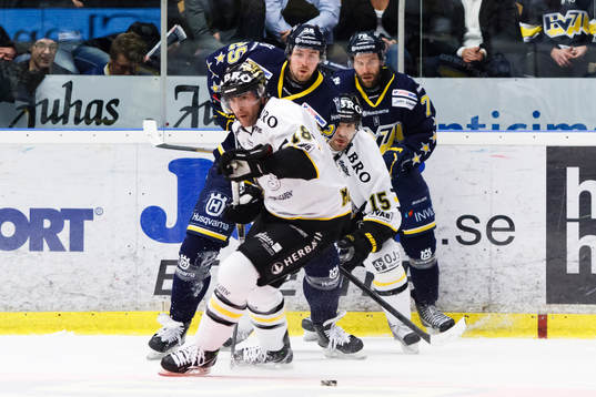 Oscar Ahlström, AIK först på pucken, framför Mathias