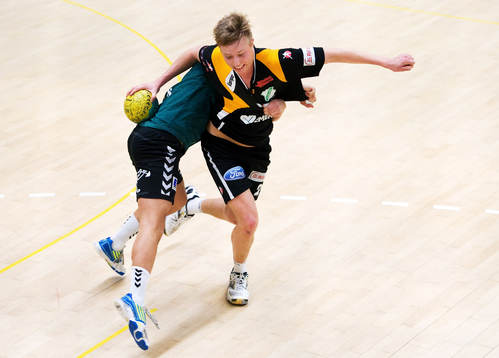 Ken Tollbring, Rimbo, hålls fast av Jacob Schmideinger,