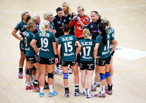 Magnus Wanne, tränare, Önnered, snackar med tjejerna