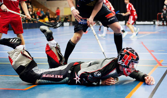 Benjamin Löfdahl, målvakt, Tyresö kastar sig