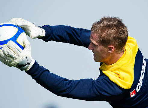 Pär Hansson, målvakt, räddar ett skott