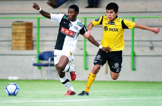 Majeed Waris, Häcken, jagas av Alain Delgado, Start