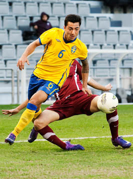Jiloan Hamad, Sverige, tar sig förbi en qatarisk spelare