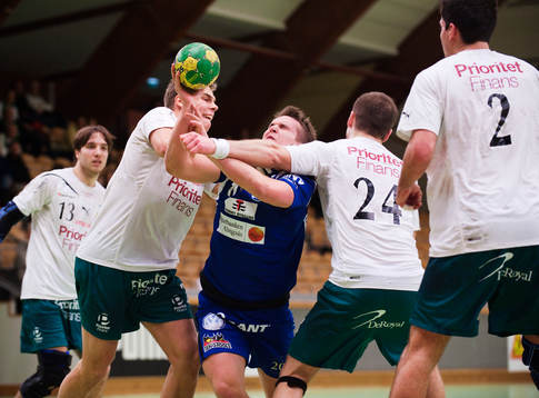Jesper Konradsson, Alingsås, stoppas av Anders Wiik