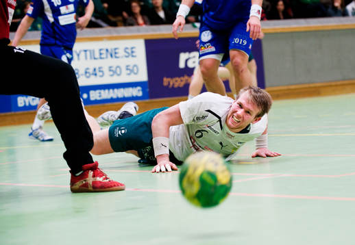 Adam Johansson, Hammarby, ser på bollen