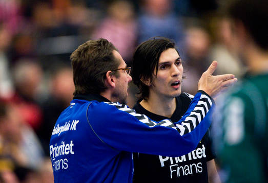 Rickard Lönn, Redbergslid, får order av tränare Magnus