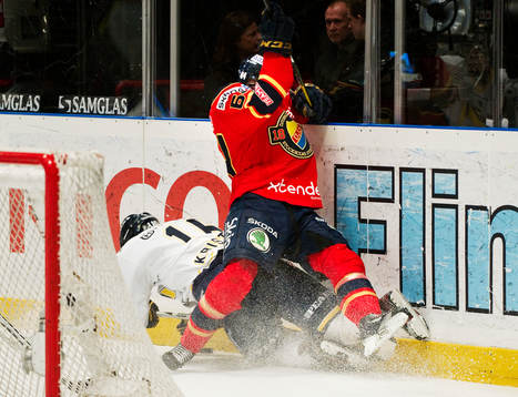 Tommy Kristiansen, HV71, blir tacklad av Daniel Brodin,
