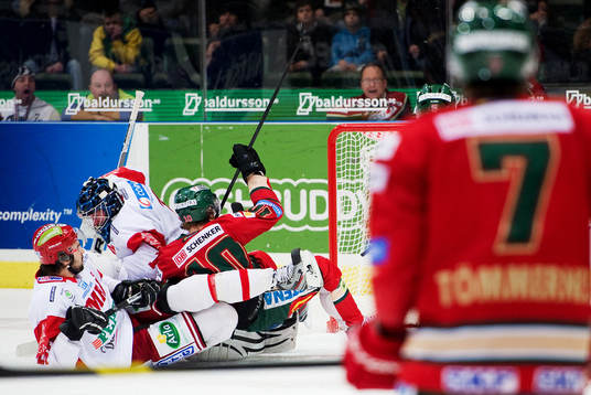 Fredrik Pettersson, Frölunda, åker in i Aleksis Ahlqvist,
