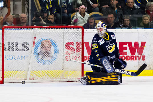 Daniel Larsson, målvakt, HV71 ser pucken i målet