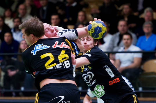 Björn Iveland, Redbergslid, stoppas av Niclas Barud,