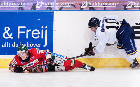 Mathis Olimb, Frölunda, tacklas ner av Jesper Thörnberg,