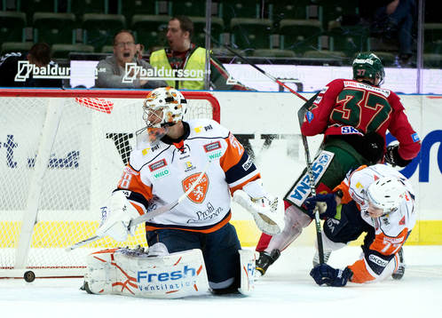 Mika Pyörälä, Frölunda, gör 1-0 bakom Martin Gerber,