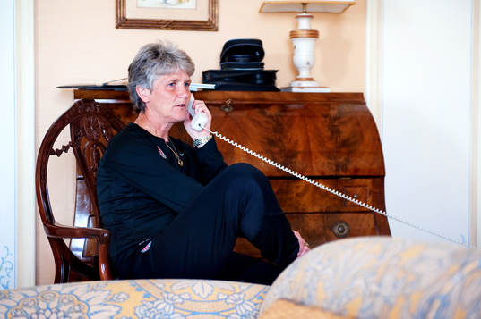 Pia Sundhage, förbundskapten, USA, pratar i telefon