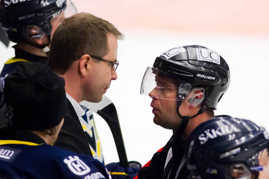 Ulf Dahlén, tränare, HV71 i samtal med domaren