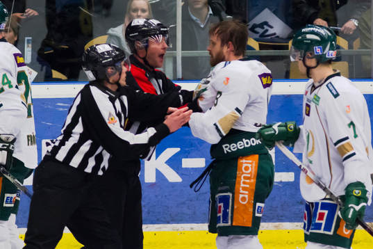 Sanny Lindström, Färjestad motas av domarna. Domare