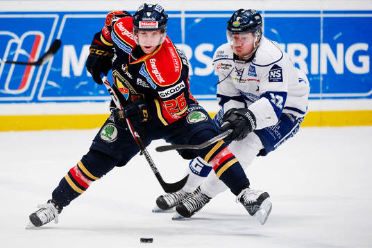 Tim Eriksson, Djurgården, utmanas av Michael Raffl, Leksand