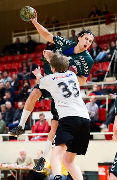 Angut Kreutzman, Helsingborg, stoppas av Mikael Bjäring,