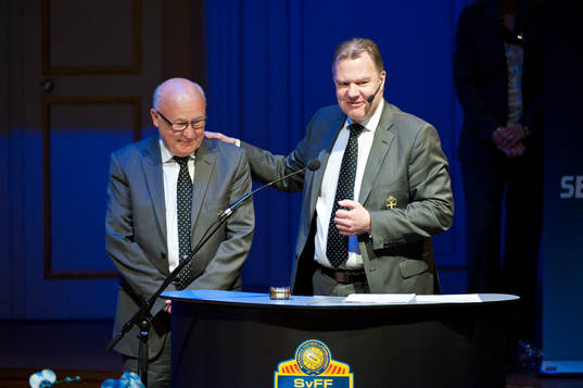Lars-Åke Lagrell gratulerar Karl-Erik Nilsson, nyvald
