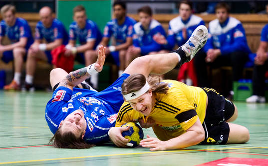 5, Sävehof - Skövde: Emil Berggren, Sävehof, tacklas av