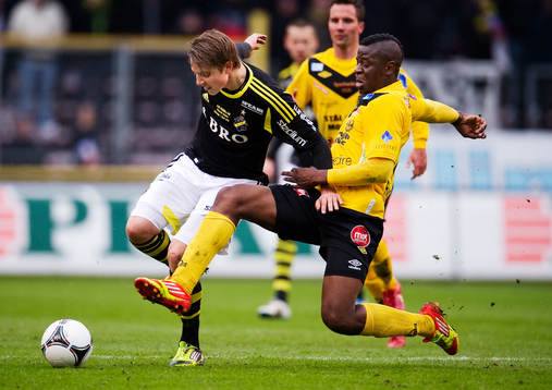 Viktor Lundberg, AIK, stoppas av Dominique Kivuvu, Mjällby