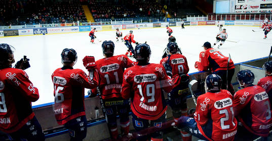Boråsspelare följer spelet från båset