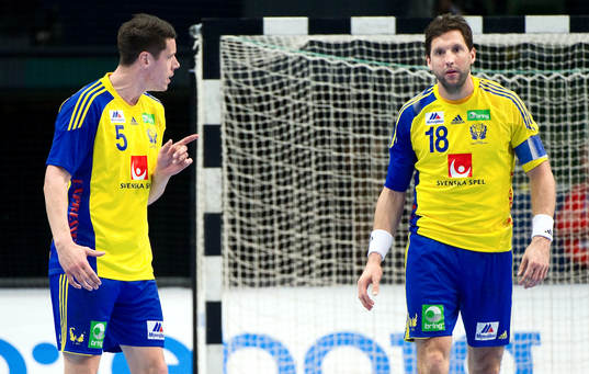 Kim Andersson pratar med Tobias Karlsson, Sverige