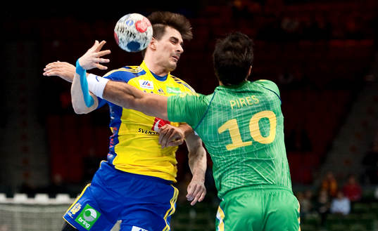 Dalibor Doder, Sverige, stoppas i anfallet av Gil Vicente,