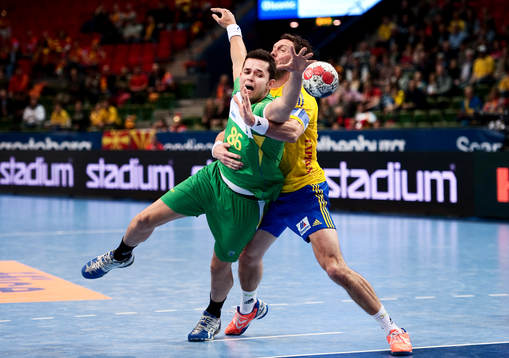 Ales Silva, Brasilien, stoppas på linjen av Tobias