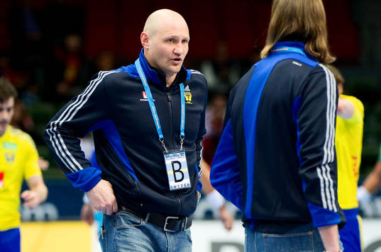Ola Lindgren, förbundskapten, pratar med Staffan Olsson
