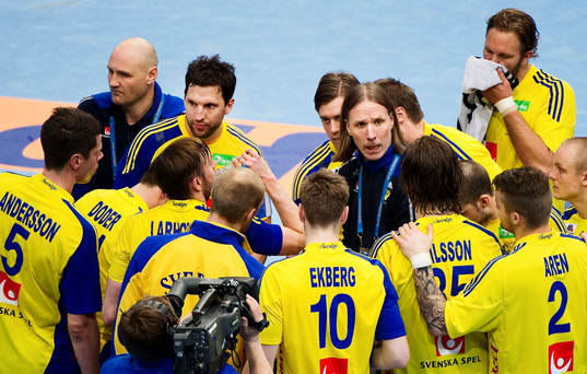 Staffan Olsson, förbundskapten, pratar med spelarna