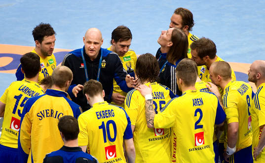 Ola Lindgren, förbundskapten pratar med spelarna
