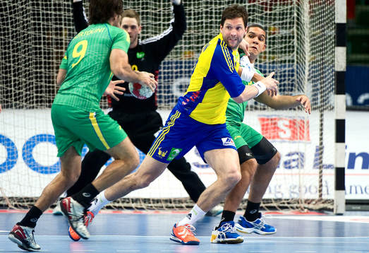Tobias Karlsson, Sverige, tacklar undan Vinicius Teixeira,