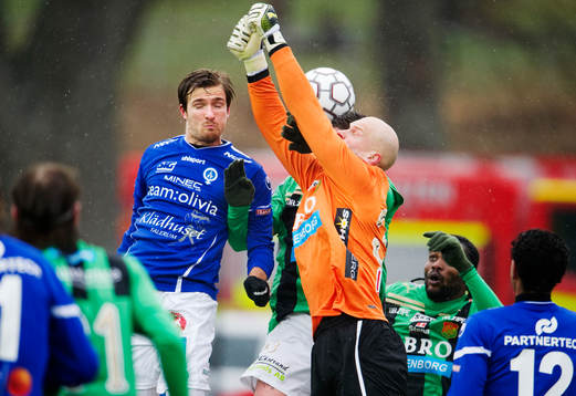 Jesper Arvidsson, Åtvidaberg, nickar bollen på en hörna