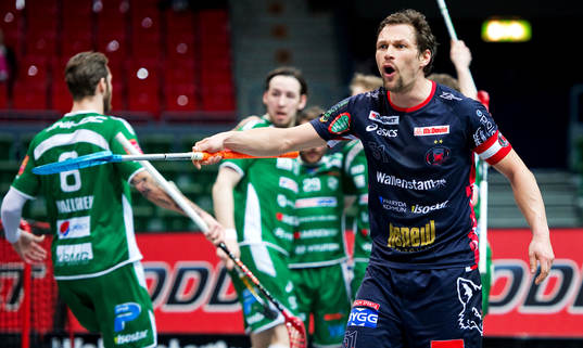 5, Pixbo - Dalen: Daniel Calebsson, Pixbo, skäller på