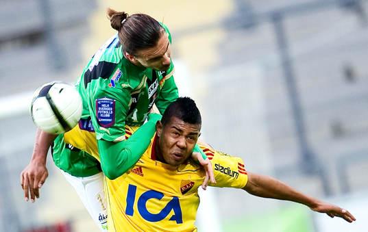 Erik Johansson, GAIS, i nickduell med Ricardo Santos,