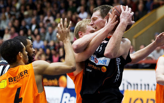 5, Borås - Norrköping:  Mike Palm, Borås, tar bollen