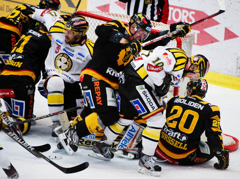 Tomas Skogs, Skellefteå, ger sig på Johan Larsson, Brynäs