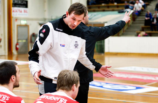 Martin Boquist, Västerås Irsta, pratar med en spelare på