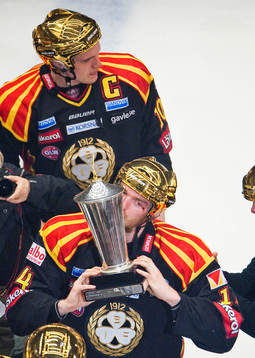 Mattias Ekholm, Brynäs kysser pokalen, pokal. Svenska