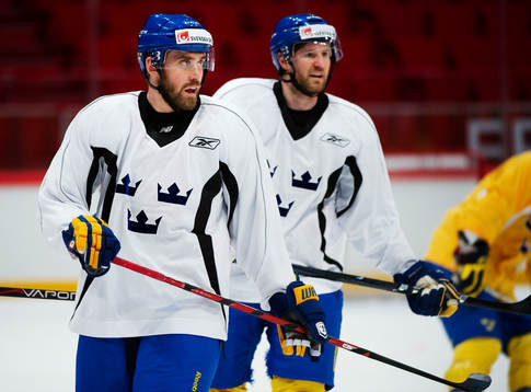 Henrik Zetterberg. I bakgrunden Niklas Kronwall
