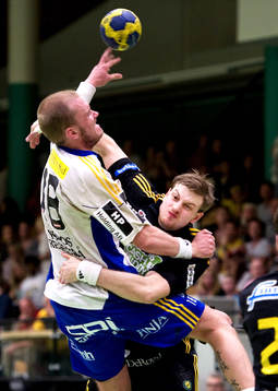 5, Sävehof - Ystad: Niclas Barud, Sävehof, brottas med