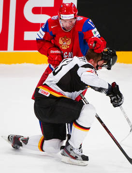 Pavel Datsyuk, Ryssland, ger sig på Christoph Schubert,