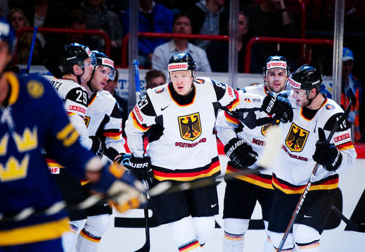 Philip Gogulla, Tyskland, gratuleras till sitt 1-1-mål