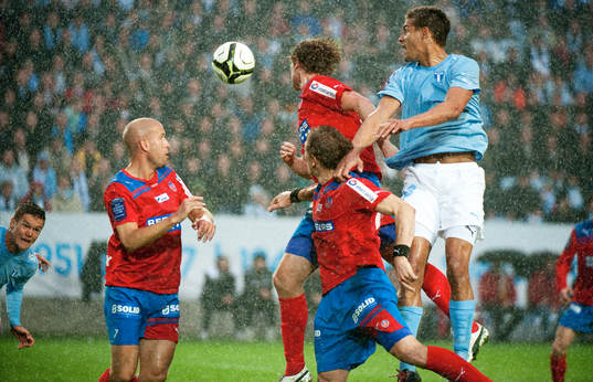 Bollen går förbi Mathias Ranégie, Malmö men bakom dyker