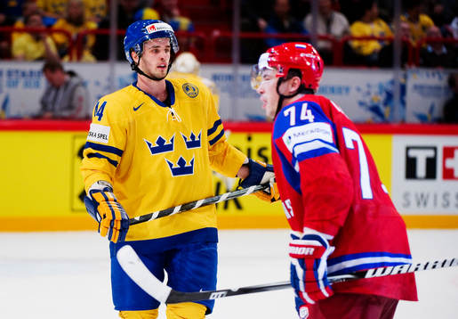 Niklas Hjalmarsson, Sverige, deppar när Alexei Yemelin,