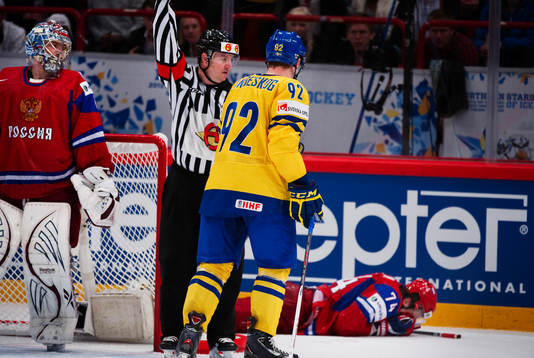 Gabriel Landeskog, Sverige, ser Alexei Yemelin, Ryssland,