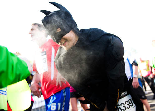 Batman får sig en dusch med vatten