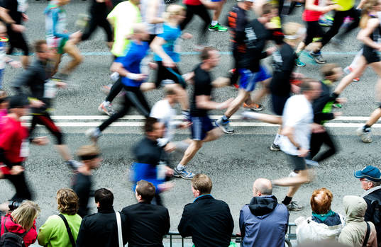 Start i Göteborgsvarvet. Åskådare hejar på löparna