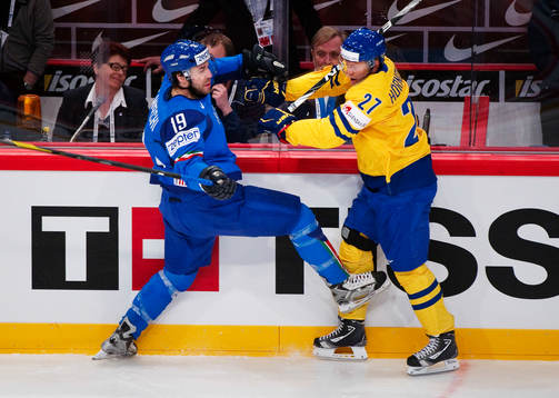 Matt de Marchi, Italien, tacklas av Patric Hörnqvist,